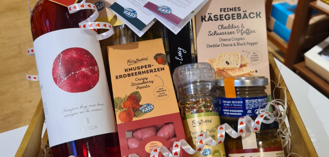 Gerhard Scholler steht zwischen den Regalen im Feinkost-Laden vomFASS St. Pölten und hält eine Flasche in der Hand. Foto: kommunikationsagentur-sengstschmid