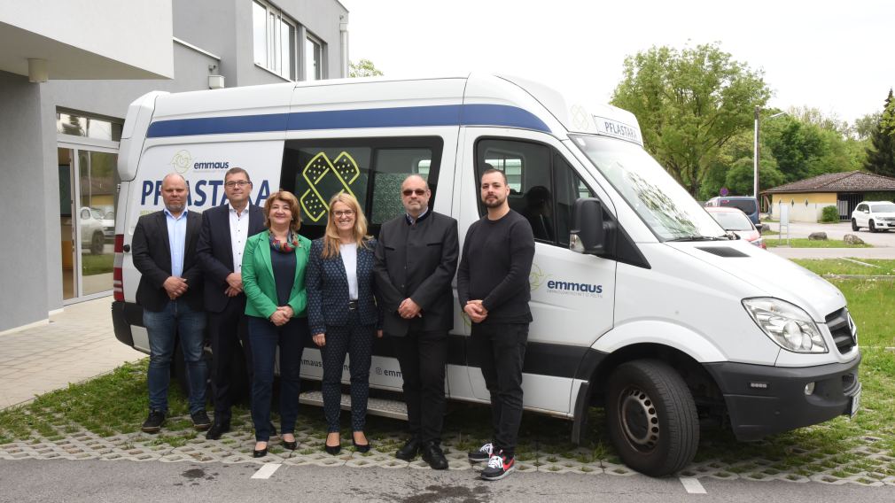 Stephan Kranawetter (Lions St. Pölten), Vizepräsident Günter Nusterer (Lions St. Pölten), Gemeinderätin Mirsada Zupani, Landesrätin Ulrike Königsberger-Ludwig, Emmaus-Geschäftsführer Karl Langer und Projektleiter Lorenz Hochschorner posieren für ein Gruppenfoto vor dem Medizinbus. (Foto: Josef Vorlaufer)