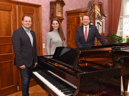 Drei Personen bei einem Klavier. (Foto: Vorlaufer)