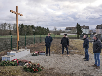 Bürgermeister Matthias Stadler, Wolfgang Lengauer, Michael Bachel und Stefan Wittmann stehen vor dem Kriegerdenkmal. Foto: Josef Vorlaufer