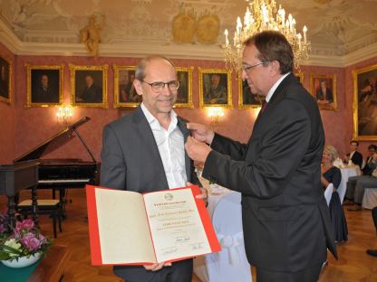 Zwei Personen im Bürgermeisterzimmer. (Foto: Mayer)