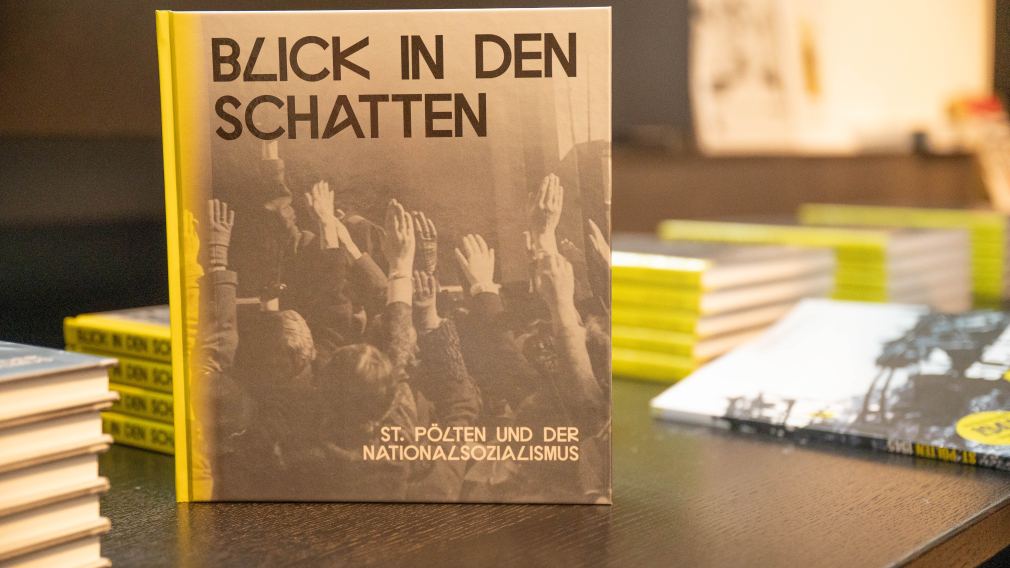 Buch Blick in den Schatten. (Foto: Arman Kalteis)