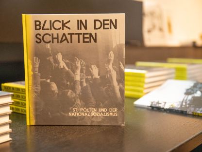 Buch Blick in den Schatten. (Foto: Arman Kalteis)