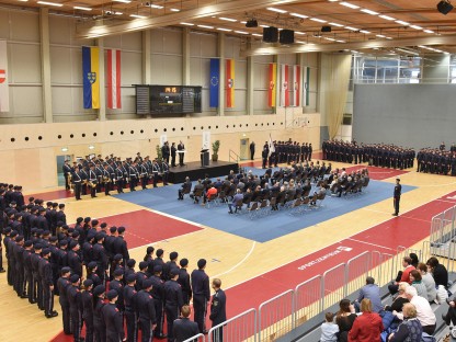 DIe 209 AbsolventInnen der Sicherheitsakademie bei der Angelobung im Sportzentrum St. Pölten. (Foto: Josef Vorlaufer)