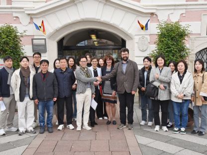 Eine Delegation aus Südkorea vor dem St. Pöltner Rathaus. (Foto: Josef Vorlaufer)