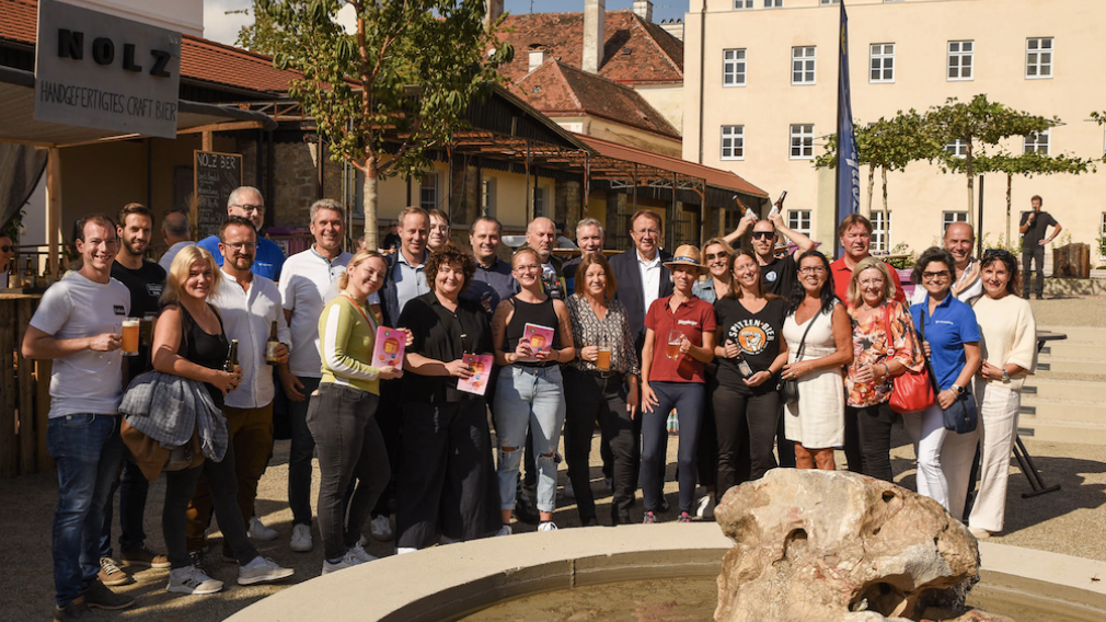 Eine Gruppe Leute beim Springbrunnen im Alumnatsgarten. Foto: Mathias Reischer MBR Photographie