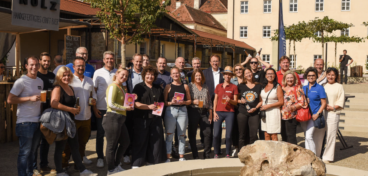 Eine Gruppe Leute beim Springbrunnen im Alumnatsgarten. Foto: Mathias Reischer MBR Photographie