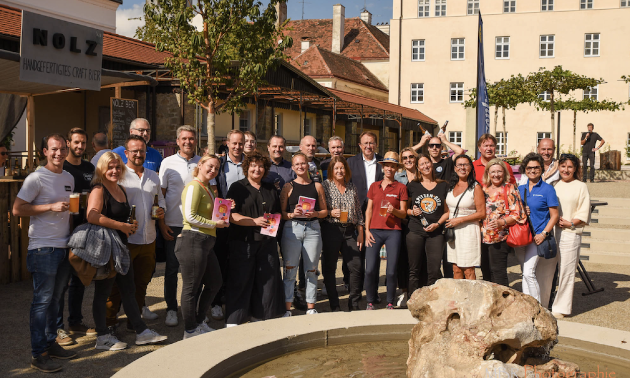 Eine Gruppe Leute beim Springbrunnen im Alumnatsgarten. Foto: Mathias Reischer MBR Photographie