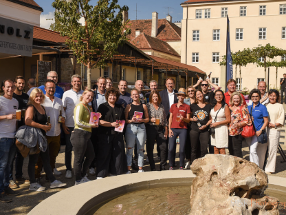 Eine Gruppe Leute beim Springbrunnen im Alumnatsgarten. Foto: Mathias Reischer MBR Photographie