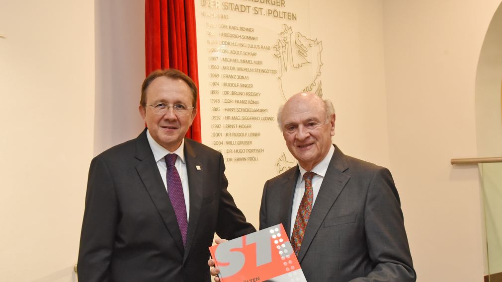 Bürgermeister Matthias Stadler und Ehrenbürger Dr. Erwin Pröll stehen vor der neuen Ehrenbürger:innen Tafel. (Foto: Josef Vorlaufer)