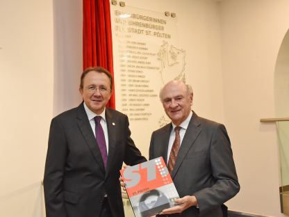 Bürgermeister Matthias Stadler und Ehrenbürger Dr. Erwin Pröll stehen vor der neuen Ehrenbürger:innen Tafel. (Foto: Josef Vorlaufer)