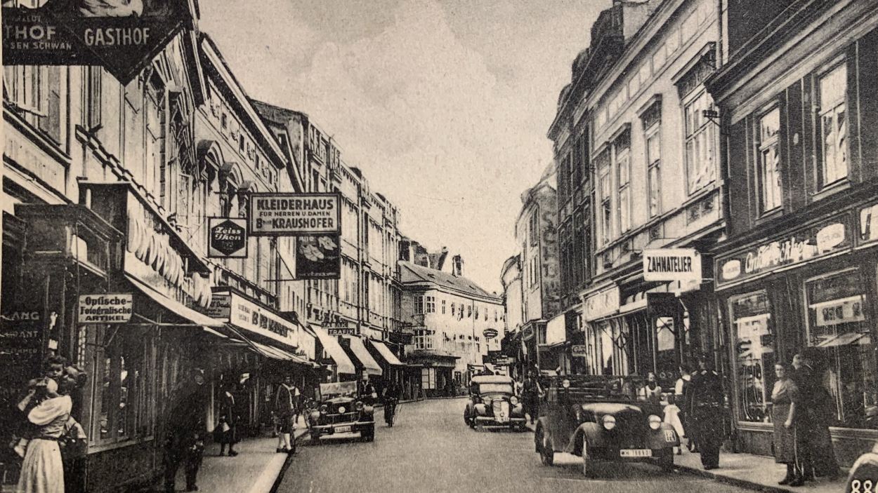 Die Kremsergasse mit dem Bekleidungsgeschäft Kraushofer im Wandel der Zeit.