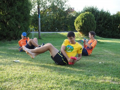 Drei junge Sportler sitzend auf Wiese bei Hanteltraining. (Foto: Haiderer/NÖN)
