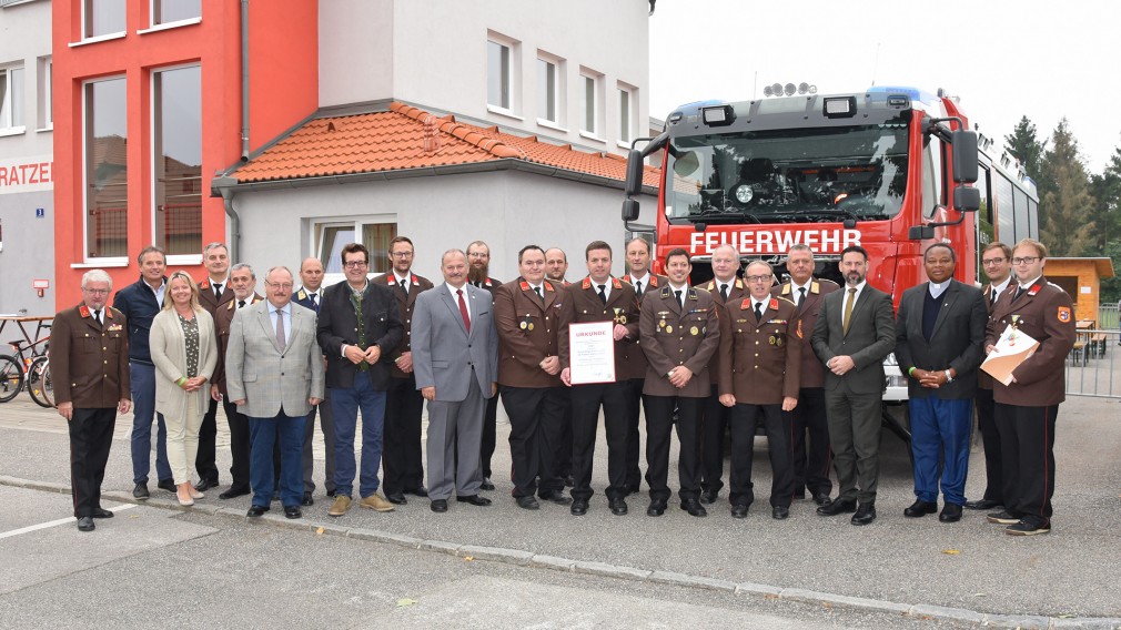 Der Feuerwehrmannschaft wurde zum Jubiläum eine Urkunde überreicht. (Foto: Josef Vorlaufer)
