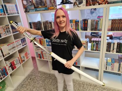 Nicole Kellner mit Anime Schwert in ihrem Niikii's Anime Shop. Foto: Niikii's Anime/z.V.g.