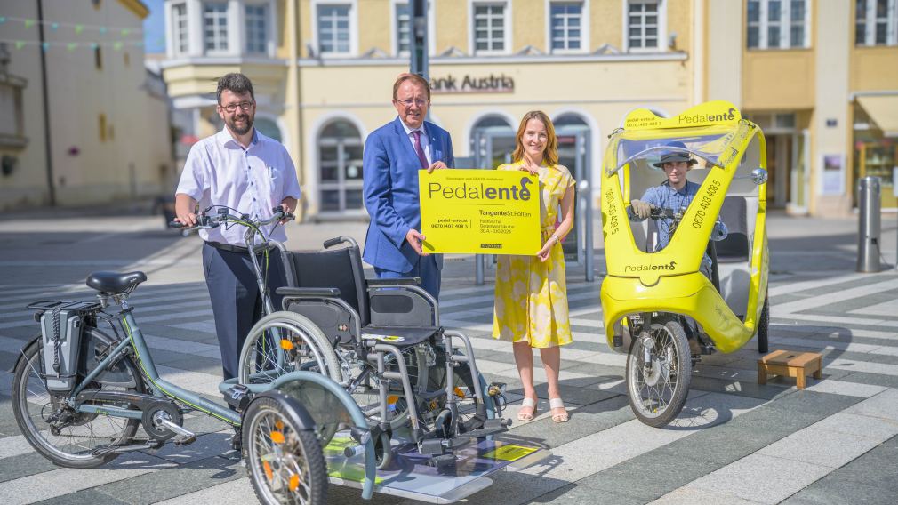 Gruppenfoto mit dem Betreiber, den Projektverantwortlichen und Bürgermeister Matthias Stadler.