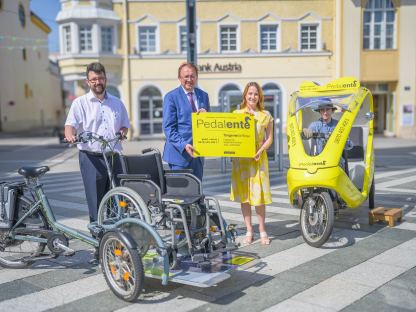 Gruppenfoto mit dem Betreiber, den Projektverantwortlichen und Bürgermeister Matthias Stadler.