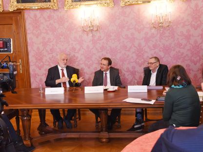 Aufnahme von der Pressekonferenz zur Bertha von Suttner Uni. (Foto: Vorlaufer)