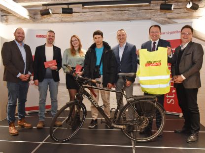 Die Teilnehmer:innen der Ergebnispräsentation in der Stadtbücherei posieren mit den Gewinner:innen der Gutscheine für ein Gruppenfoto. (Foto: Josef Vorlaufer)