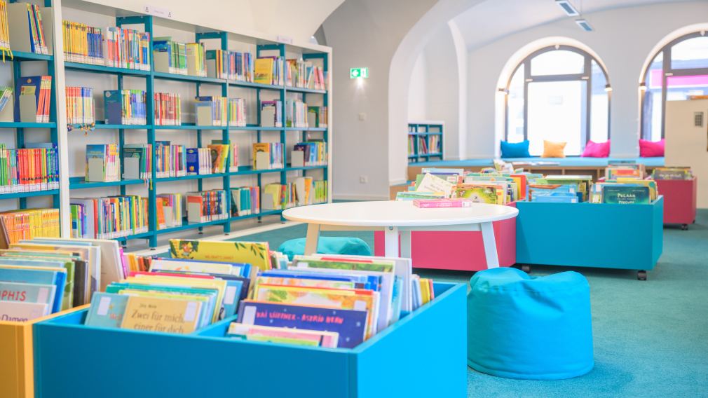 Die Stadtbibliothek wird zum Zentrum der Spiele aus Nah und Fern. (Foto: Arman Kalteis)