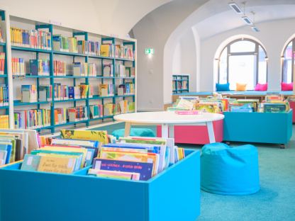 Die Stadtbibliothek wird zum Zentrum der Spiele aus Nah und Fern. (Foto: Arman Kalteis)