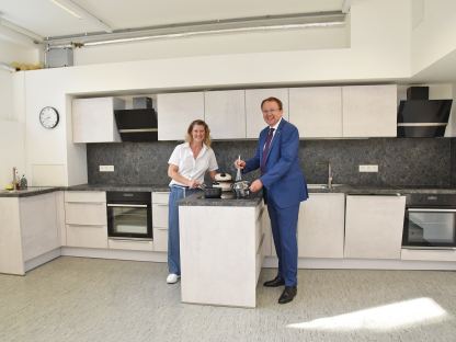 VHS-Leiterin Doris Gwinner und Bürgermeister Matthias Stadler testen die neue Lehrküche im Kreativraum der VHS St. Pölten. (Foto: Josef Vorlaufer)