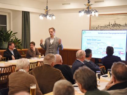 Matthias Zawichowski bei der Infoveranstaltung im Gasthof zu den Linden. (Foto: Josef Vorlaufer)