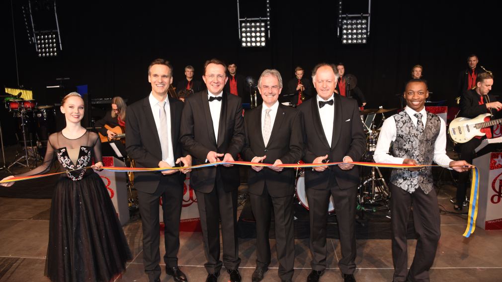 VAZ-Chef René Voak, Bürgermeister Matthias Stadler, Landtagspräsident Karl Wilfing und VAZ-Caterer Wolfgang Wutzl beim Durchschneiden eines Bandes zur Eröffnung des VAZ Umbaus. (Foto: Josef Vorlaufer)