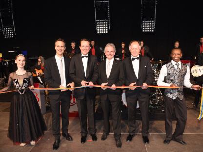 VAZ-Chef René Voak, Bürgermeister Matthias Stadler, Landtagspräsident Karl Wilfing und VAZ-Caterer Wolfgang Wutzl beim Durchschneiden eines Bandes zur Eröffnung des VAZ Umbaus. (Foto: Josef Vorlaufer)