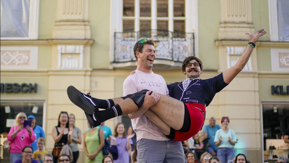 Ein Künstler des Bravissimo Straßenkunstfestivals mit einem Mann aus dem Publikum. (Foto: Martin Rauscher)