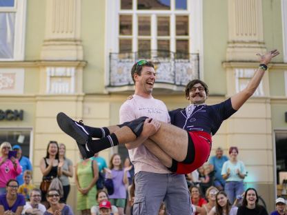 Ein Künstler des Bravissimo Straßenkunstfestivals mit einem Mann aus dem Publikum. (Foto: Martin Rauscher)