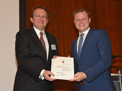 Bürgermeister Matthias Stadler und Oberbürgermeister Michael Salomo bei der Verleihung des Ehrenringes. (Foto: Josef Vorlaufer)