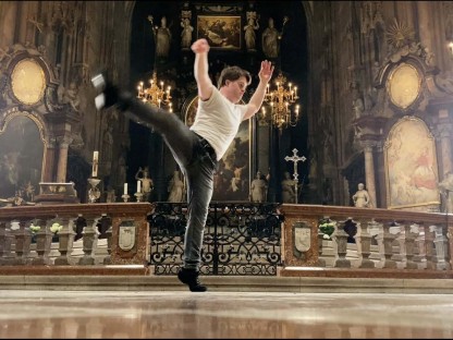 Felix Röper tanzt im Stephansdom (Screenshots Robert Neumüller).
