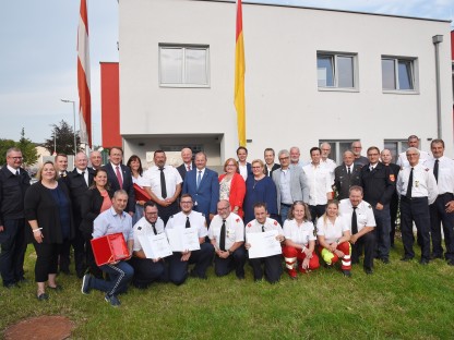 Eine Gruppe von Feuerwehrmitgliedern und Festgäste vor dem neuen Feuerwehrhaus in Viehofen. (Foto: Josef Vorlaufer)