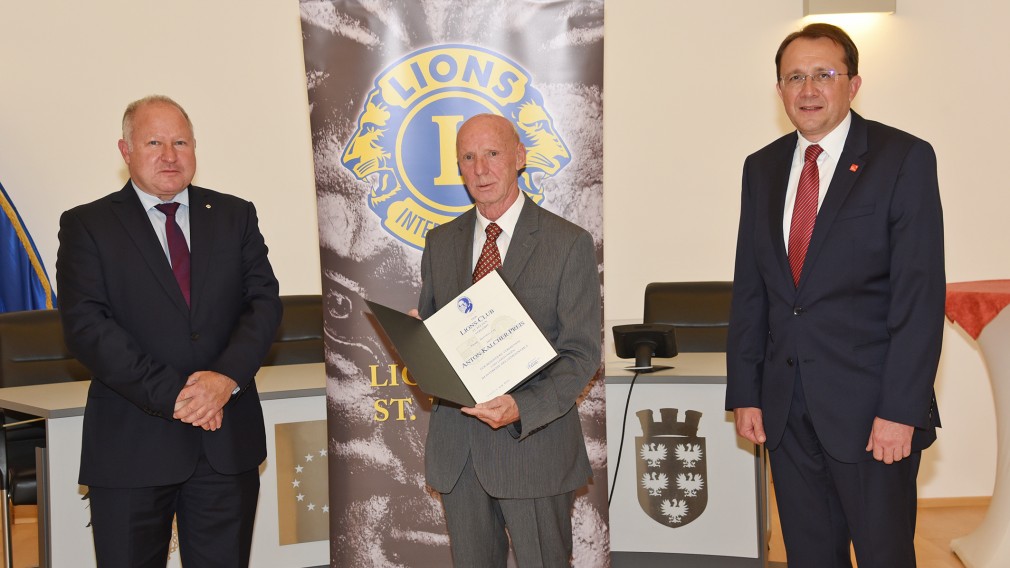 Anton-Kalcher-Preisträger Franz Hammerling, Lions-Club Präsident Andreas Döller und Bürgermeister Mag. Matthias Stadler stehen im Rathaus. (Foto: Josef Vorlaufer)