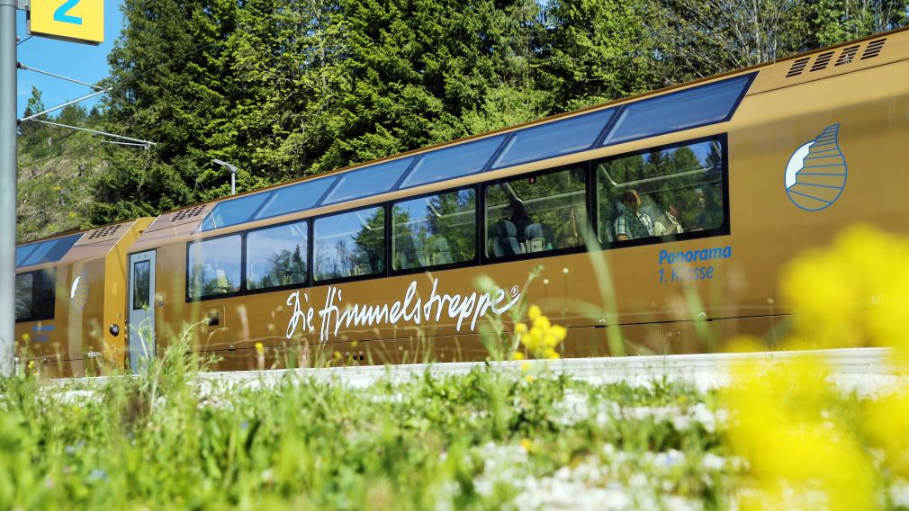Ein besonderes Meet & Greet OPEN. Mit dem Panoramawagen der Mariazellerbahn zum Dirndlkirtag Pielachtal. Foto: Weinfranz