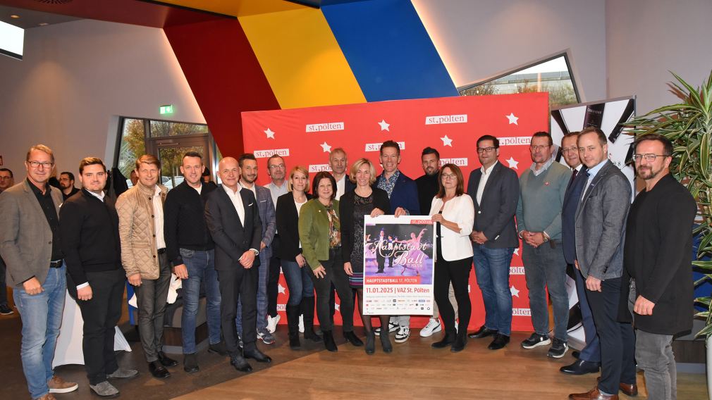 Drei Personen mit einem Plakat in der Hand. (Foto: Josef Vorlaufer)