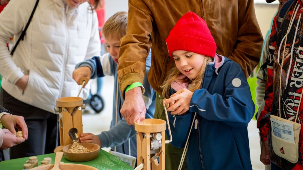 Ein Kind baut auf der Kinderspielstadt 2024 ein Modell. Foto: Tanja Wagner