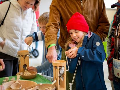 Ein Kind baut auf der Kinderspielstadt 2024 ein Modell. Foto: Tanja Wagner