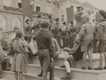 Fotografie von Kindern am Rathausplatz mit der Sonderausgabe des „St. Pöltner Anzeiger“ zum Kreistag der NSDAP, 1939. (Foto: Privatbesitz)