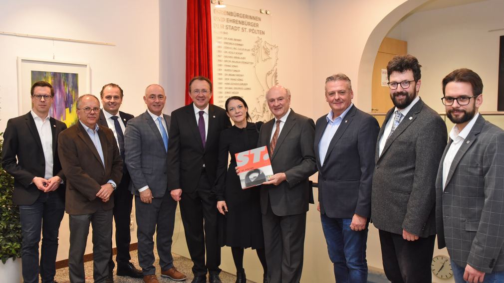 Bürgermeister Matthias Stadler und Ehrenbürger Dr. Erwin Pröll stehen vor der neuen Ehrenbürger:innen Tafel. (Foto: Josef Vorlaufer)