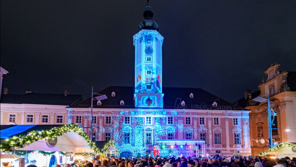 Beleuchteter Rathausplatz St. Pölten zu Silvester. Foto: Josef Bollwein