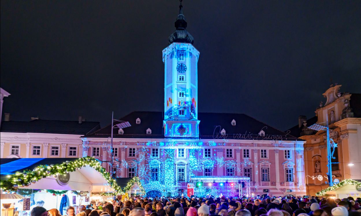 Beleuchteter Rathausplatz St. Pölten zu Silvester. Foto: Josef Bollwein