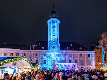 Beleuchteter Rathausplatz St. Pölten zu Silvester. Foto: Josef Bollwein