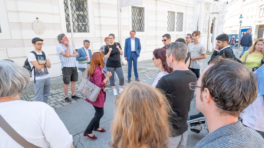 Bei einer Führung durch die Stadt erfahren die Neo-St. Pöltner:innen Interessantes über ihre neue Wahlheimat.