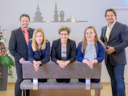 Nathalie Rattenberger, Uwe Gaar, Cornelia Huber und Herbert Herzigsind im Rathaus Ihre Ansprechpersonen für Hochzeiten & Co. (Foto: Arman Kalteis)