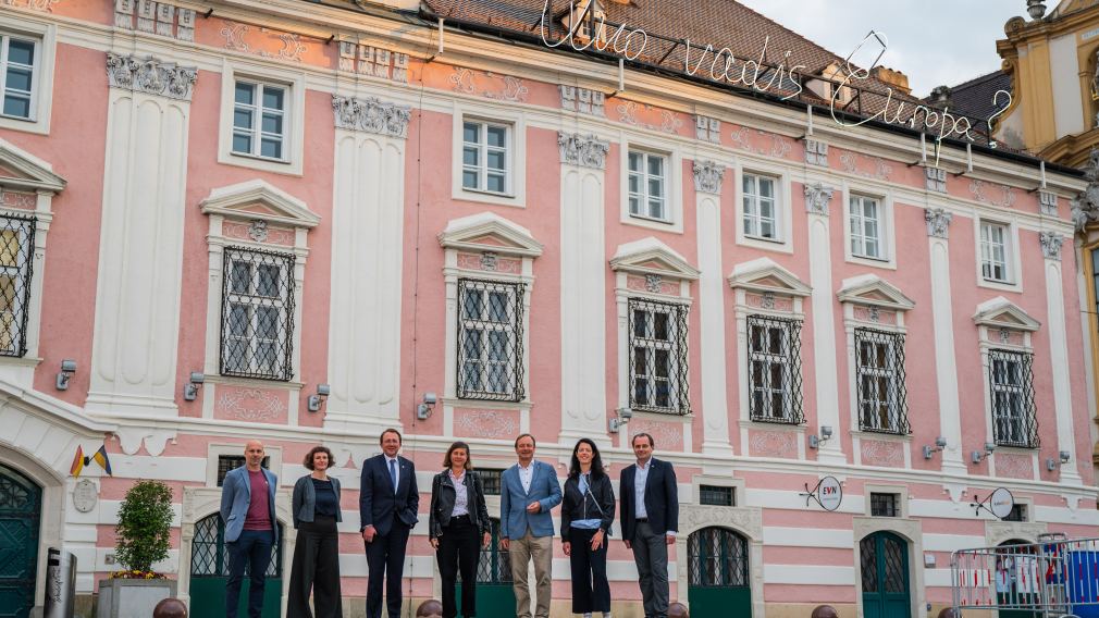 Ein Gruppenfoto vor dem St. Pöltner Rathaus.