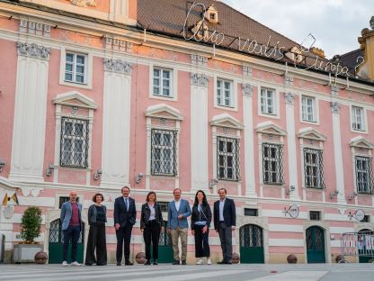 Ein Gruppenfoto vor dem St. Pöltner Rathaus.