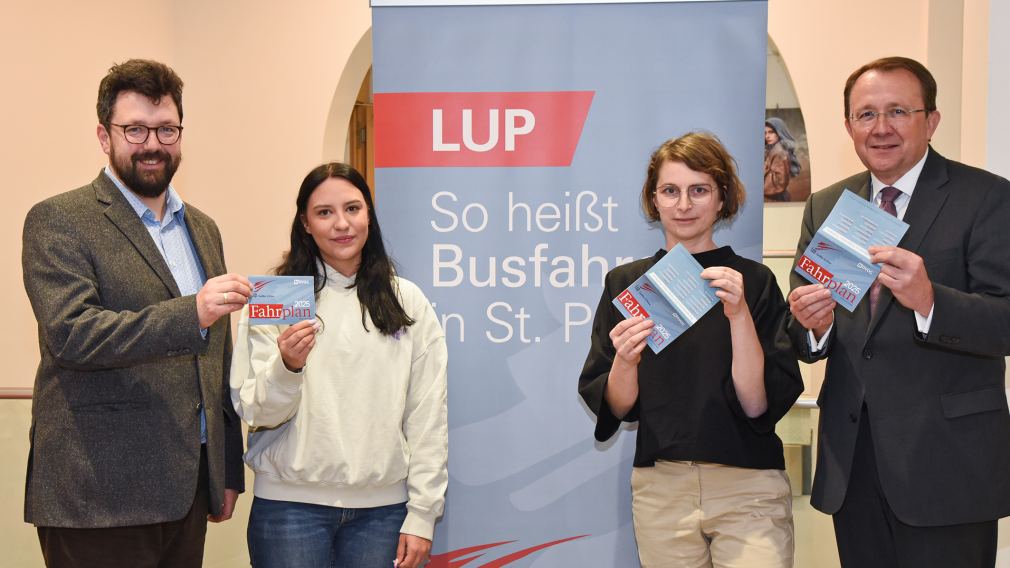 Vizebürgermeister Harald Ludwig, Nadin Kranabetter (Stadtplanung), Katharina Hochecker (Grafikerin) und Bürgermeister Matthias Stadler präsentieren den neuen LUP-Fahrplan. (Foto: Josef Vorlaufer)