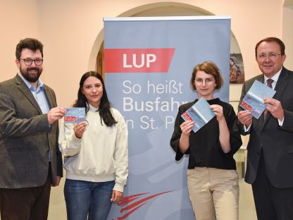 Vizebürgermeister Harald Ludwig, Nadin Kranabetter (Stadtplanung), Katharina Hochecker (Grafikerin) und Bürgermeister Matthias Stadler präsentieren den neuen LUP-Fahrplan. (Foto: Josef Vorlaufer)